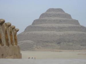 Кралските кобри на фона на пирамидата на Джосер.